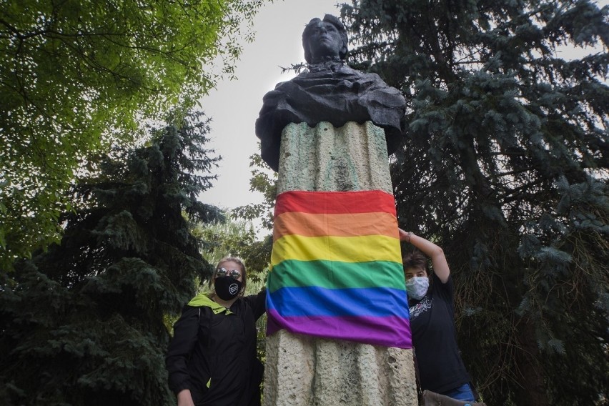 Kraków. Aktywiści LGBT powiesili tęczową flagę na kolejnym pomniku - tym razem Marii Konopnickiej [ZDJĘCIA]