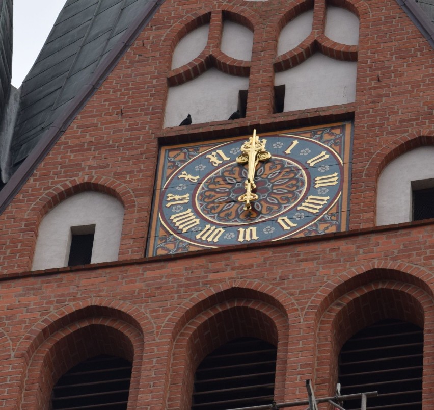 Kościół Mariacki w Szczecinku. Wieża mieni się złoceniami cyferblatów [zdjęcia]
