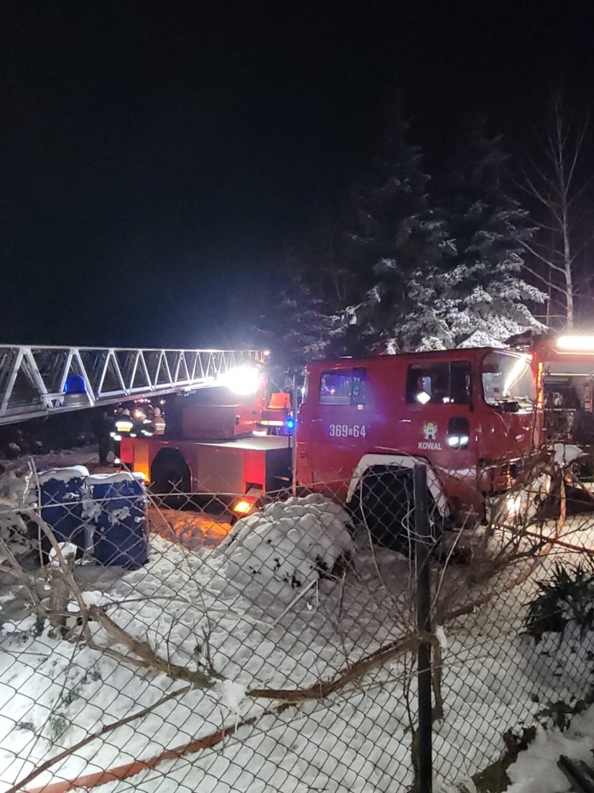 Pożar domu w powiecie włocławskim. 8 zastępów straży pożarnej w akcji [zdjęcia]