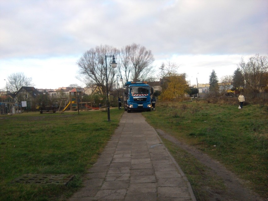 Internauta alarmuje: po chodnikach na osiedlu Kaszubskim w Wejherowie jeździ ciężki sprzęt