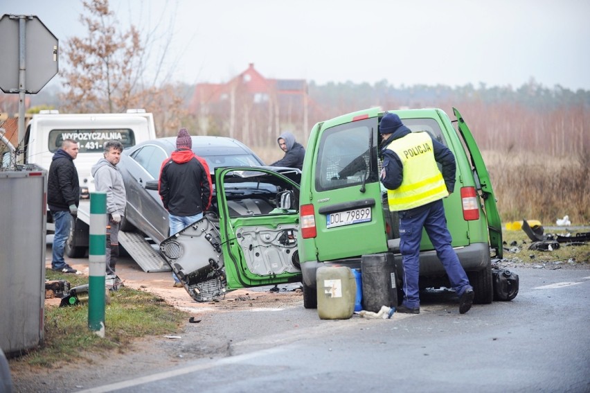 Wypadek na trasie ostrowskiej. Po ranną osobę przyleciał helikopter