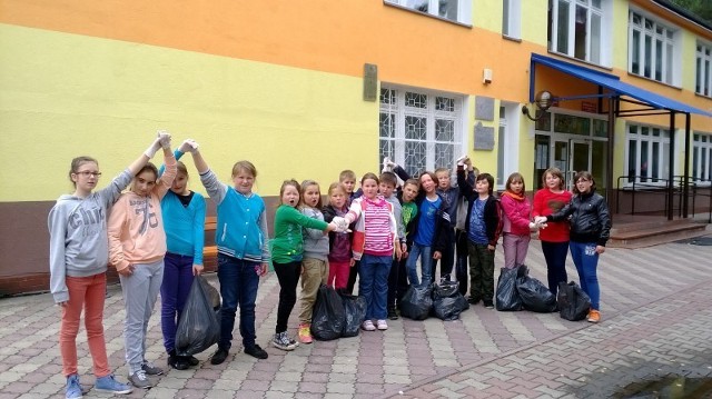 Dzieci z podstawówki w Dąbkach wzięły udział w akcji "Sprzątanie Świata"