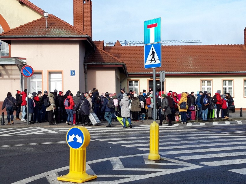 Pociąg z Kołobrzegu do Krakowa nie odjechał - 100 Ślązaków wynajęło dwa autobusy