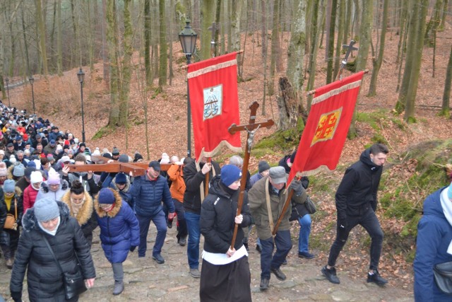 Ojcowie franciszkanie na Drogi Krzyżowe na kalwarii zapraszają w każdy piątek Wielkiego Postu.