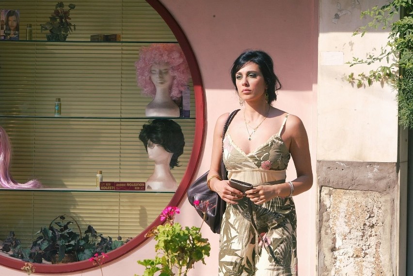 Layale (Nadine Labaki) przed swoim salonem piękności.