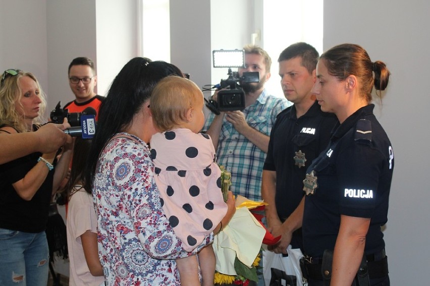 Wyciągnęli go z płonącego auta. Rodzina podziękował policjantom [ZDJĘCIA]