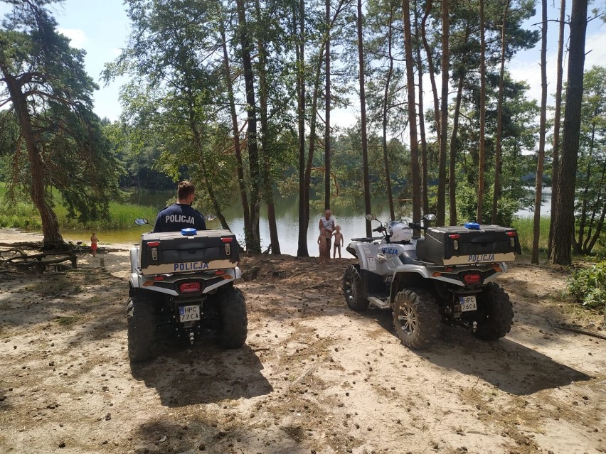 Policjanci z Włocławka sprawdzają czy osoby wypoczywające...