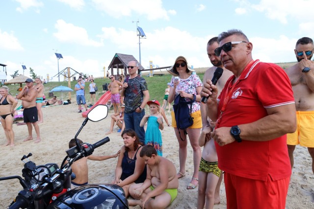 O tym, jak bezpiecznie spędzać czas nad wodą oraz w wodzie, opowiedział szef ratowników czuwających nad bezpieczeństwem nad zalewem Maczuły Lechosław Pastuszak. fot.