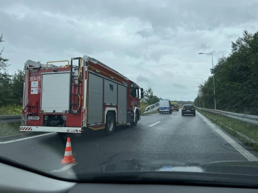 Seria wypadków w Katowicach na zjeździe z A4 na DK86. Dachował bus! 