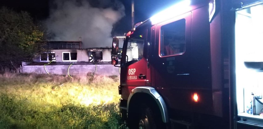 Pożar stolarni w Kościerzynie 19.10.2020. Osiem zastępów straży pożarnej walczyło z ogniem 