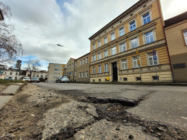 Koszty związane z rewitalizacją ulicy Armii Krajowej ZIM szacuje na kwotę 5,5 mln zł. Obok nowej nawierzchni i podbudowy ulica zyska nową kanalizację deszczową, ścieżkę rowerową, oświetlenie i roślinność. Zostanie wykonana w takim standardzie jak inne rewitalizowane wcześniej miejskie ulice. Jej modernizacja powinna zakończyć się w trzecim kwartale przyszłego roku.