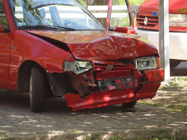 Czerwony fiat uno nie wyhamował przed przejściem dla pieszych i uderzył w stojące przed nim auto.