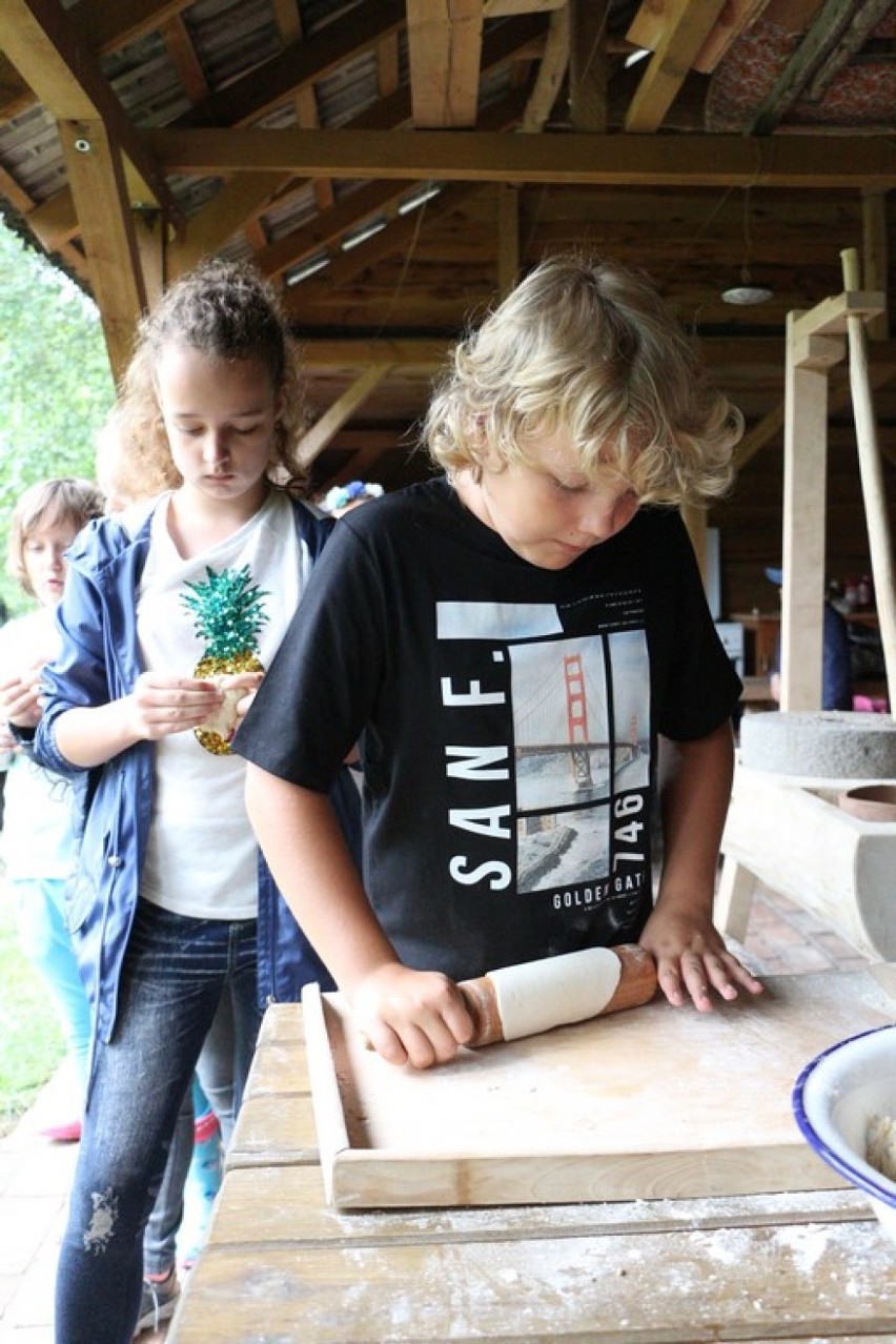 Podpłomyki. Samodzielne wałkowanie ciasta w Szwecji z Wakacyjnym Folwarkiem Dziecięcym