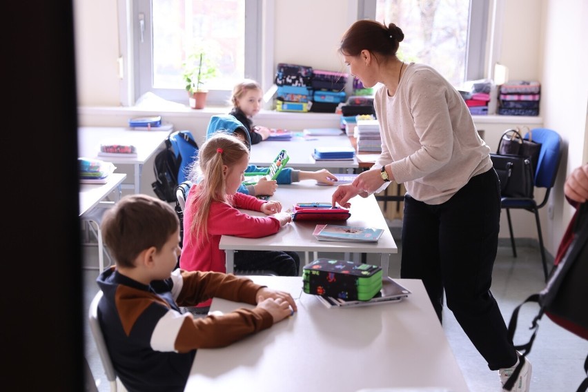 SzkoUA wystartowała z zajęciami. Szkoła dla dzieci z Ukrainy powstała w stolicy. Zobacz, jak dzieci się tam uczą 