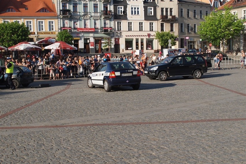 Gniezno: Wypadek autobusu, 30 rannych - tak wyglądał pokaz ratownictwa na Rynku