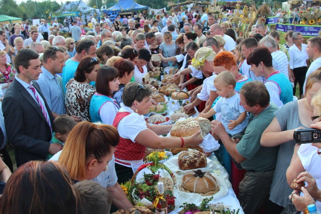 Tłumy mieszkańców przybyły do Szczytkowic, by spróbować jak smakuje dożynkowy chleb.