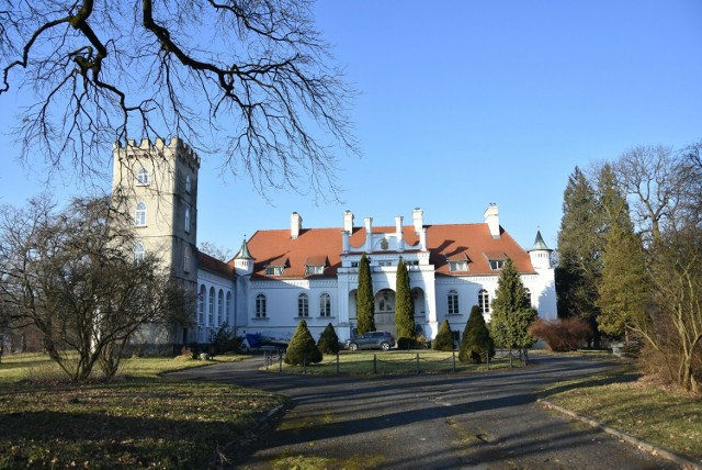 Przez ponad 10 ostatnich lat pałac w Janowicach należał do ZAiKS-u. Teraz stowarzyszenie chce go sprzedać za blisko 9 mln zł.