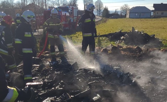 Budynek mimo podjętej przez strażaków akcji gaśniczej spłonął doszczętnie