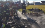 Powiat tarnowski. Duże siły strażaków skierowane do pożaru W Olszynach koło Tuchowa. Spłonęła drewniana szopa z opałem 
