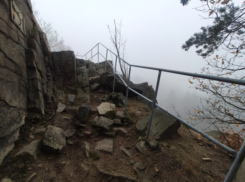 Granitowe formacje skalne wyglądają niezwykle. Gdy otacza je...