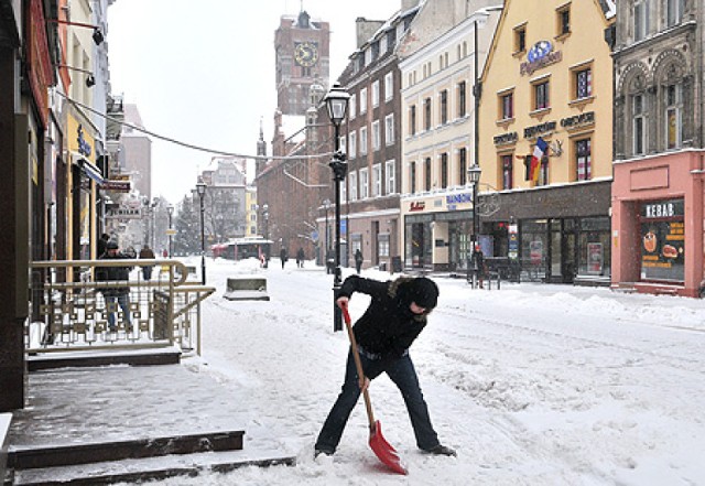 Usuń śnieg z chodnika