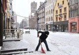 Usuń śnieg z chodnika