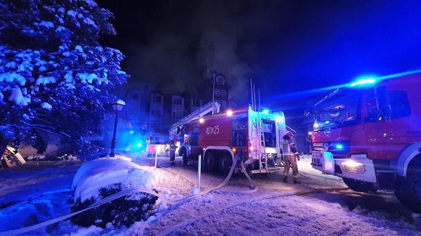 Pożar w hotelu Amber Bay w Augustowie. Słup dymu było widać z daleka