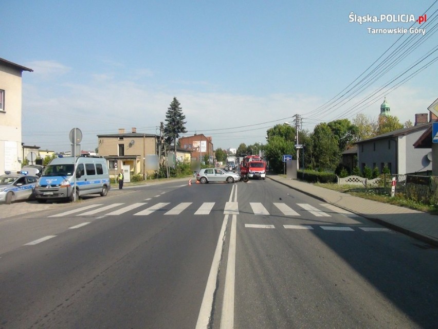 Wypadek w Bobrownikach Śląskich. Motocykl zderzył się z osobówką, są ranni [ZDJĘCIA]