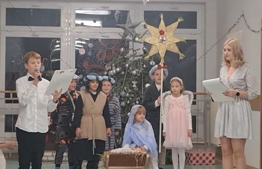 Dzieci z domu dziecka z Ukrainy świętowały w Kazimierzy Wielkiej. Piękne przedstawienie przy żłóbku i choince. Zobaczcie zdjęcia i wideo