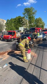 Białystok. Niebezpieczne zdarzenie drogowe na ulicy Antoniukowskiej. Skasowane BMW. W karambolu uczestniczyły cztery pojazdy