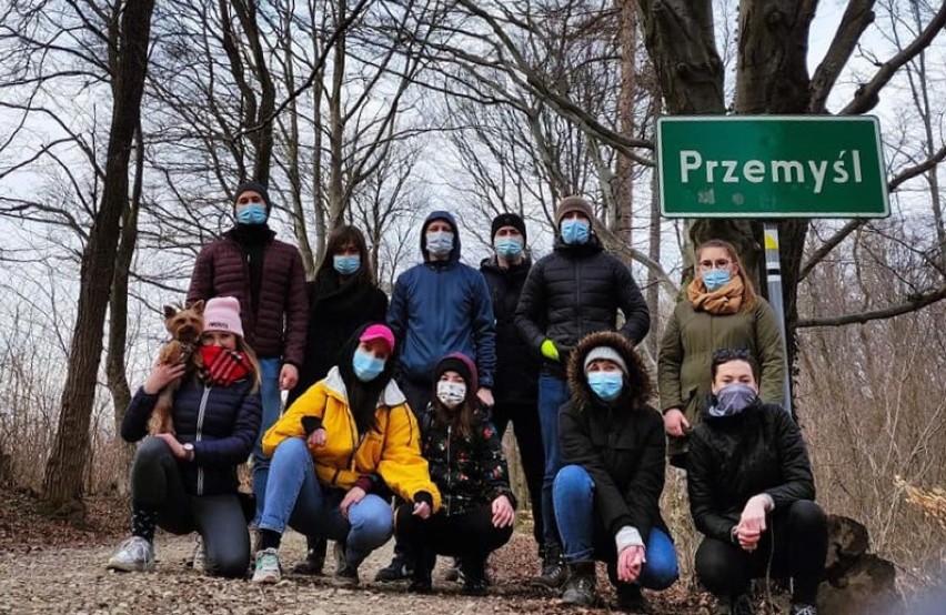 Uczestnicy ekospaceru po lesie w Przemyślu.