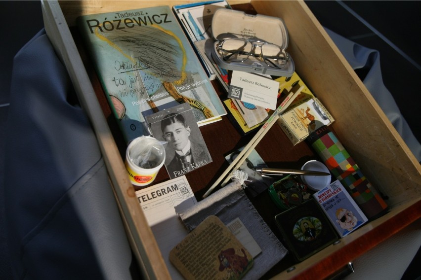 Tadeusz Różewicz trzymał w szufladzie przeróżne rzeczy....
