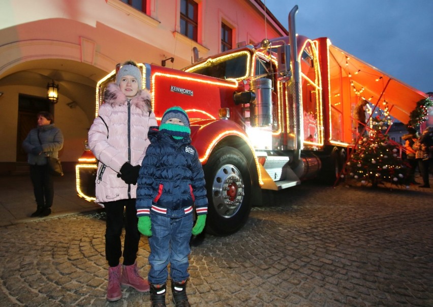 Tłumy kielczan na Jarmarku Bożonarodzeniowym w Kielcach. Świetna zabawa z "Coca-Colą"