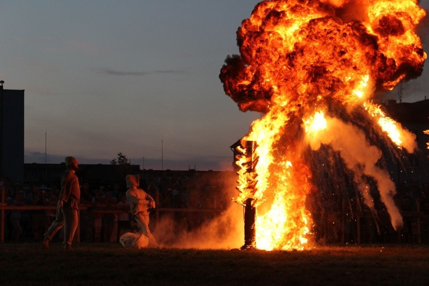 Europejskie Święto Bursztynu 2014 w Wieluniu. Bursztynowa Komnata, wyścigi rydwanów i spektakularny pokaz ognia. Tak było 8 lat temu