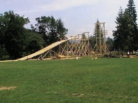 Skocznie przeznaczone do licytacji budowano przez cały tydzień.	 FOTO: ARC