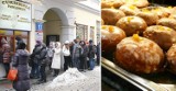 Warszawiacy w kolejkach po pączki