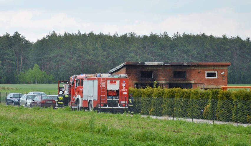 Pożar w warsztacie samochodowym w Kałku (gm. Sulejów)....