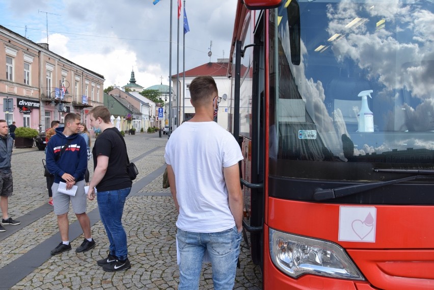 Krwiodawcy ze Skierniewic odpowiedzieli na apel. Kolejka przed mobilnym punktem [ZDJĘCIA]