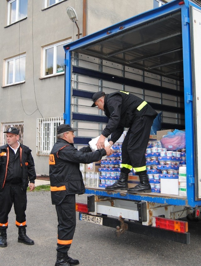 Strażacy z OSP w Kodrębie pakują ostatnie paczki dla poszkodowanych