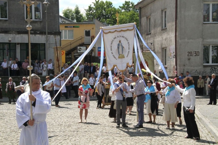 Boże Ciało w Kielcach. Tłumy wiernych w procesji i mszy świętej (ZDJĘCIA)
