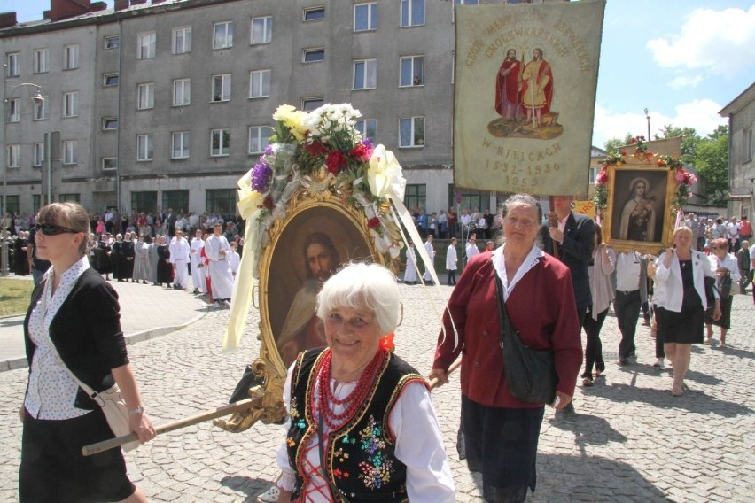 Boże Ciało w Kielcach. Tłumy wiernych w procesji i mszy świętej (ZDJĘCIA)