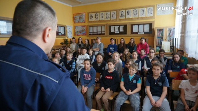 Myszkowscy policjanci spotykają się w szkołach i rozmawiają z uczniami o bezpieczeństwie podczas ferii