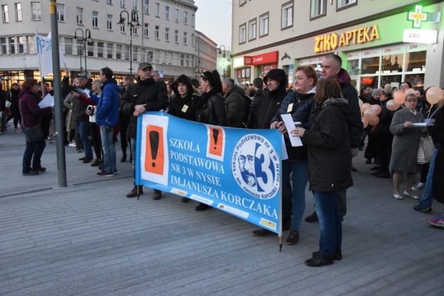 Kilkaset osób przyszło w poniedziałek wieczorem na Plac Wolności w Opolu, by po raz kolejny pokojowo wesprzeć strajkujących nauczycieli.