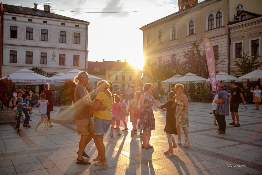 Tarnów. Tłumy mieszkańców tańczyły na tarnowskim Rynku. Tak wyglądała kolejna odsłona letniej potańcówki . Mamy zdjęcia! 