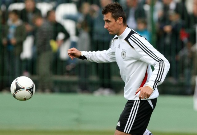 Miroslav Klose wyjechał z Opola jako dziecko. Będąc reprezentantem Niemiec odnosił wielkie sukcesy. Nigdy jednak nie zapomniał, skąd pochodzi i gdzie się urodził.