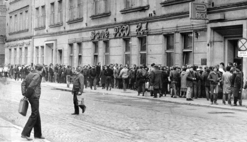 28.03.1985 - kolejka pod wrocławskim oddziałem banku PKO...
