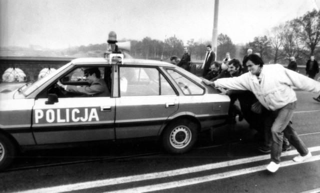 27.10.1990 - Polonezy przez lata służyły milicjantom, a później policjantom. Czasami jednak bez pomocy mieszkańców nie dało się ruszyć...

Do kolejnych zdjęć przejdziesz za pomocą strzałek, gestów lub kursora.