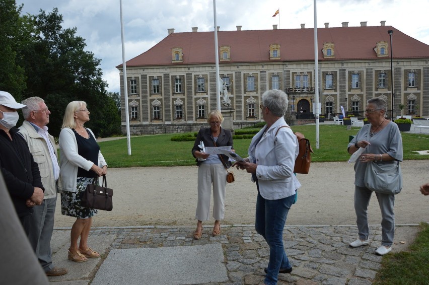 W piątek na spacer po mieście zaprosiła Halina Dobrakowska....