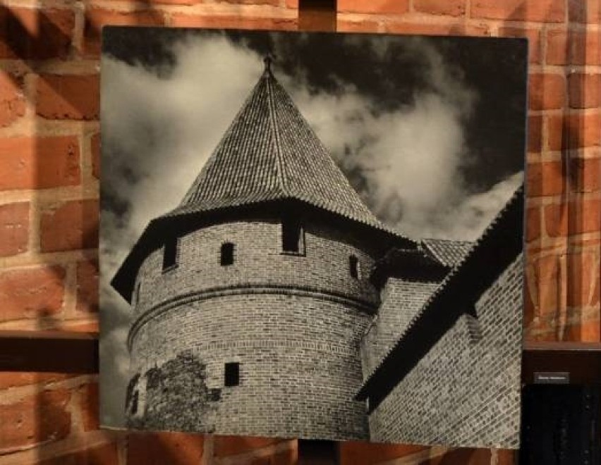 Zamek Malbork w pierwszych latach po drugie wojnie światowej i w początkach Muzeum Zamkowego. Budowlę uwiecznił Kazimierz Lelewicz