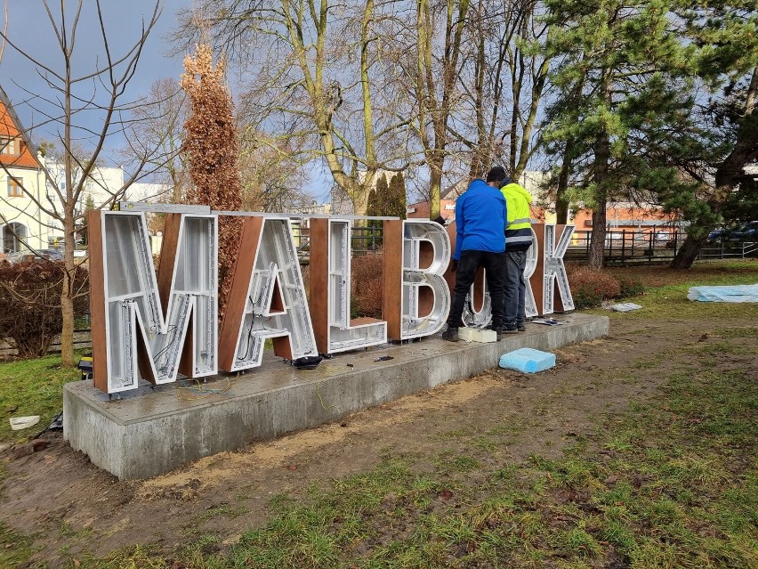 Napis "Malbork" stoi już w centrum. Ma być atrakcją i promować miasto. Wkrótce będzie tam można robić sobie zdjęcia